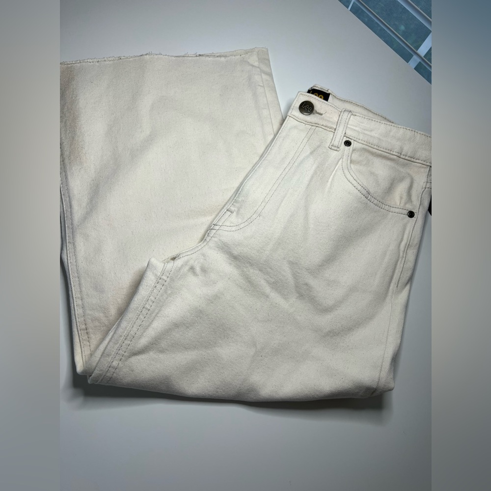 Wide leg cropped jeans. Lee size 8